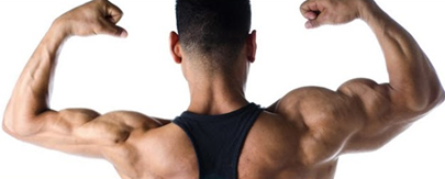 Hombre mostrando su espalda musculosa, resultado de entrenar con ejercicios unilaterales