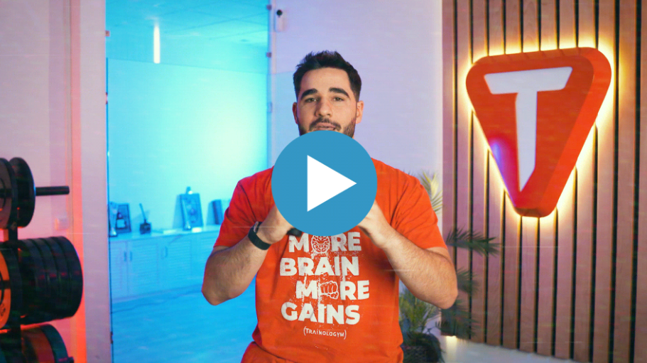 Hombre con camiseta de nutrición deportiva en un entorno de entrenamiento, destacando el Máster de Nutrición Deportiva.